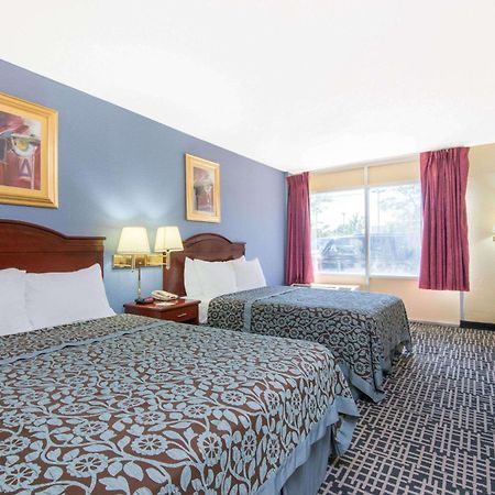 Days Inn & Suites By Wyndham Wichita East Eksteriør bilde