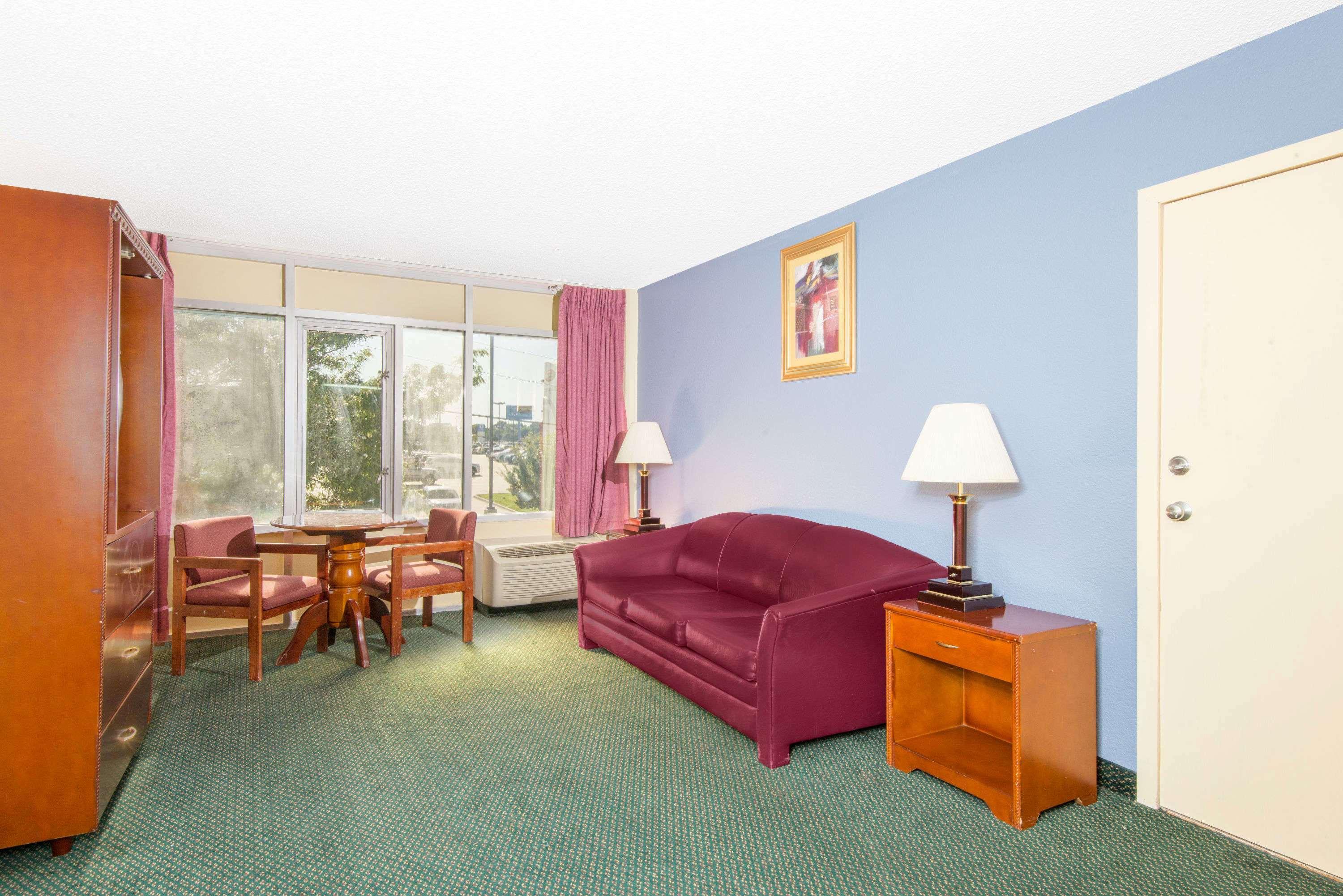 Days Inn & Suites By Wyndham Wichita East Eksteriør bilde
