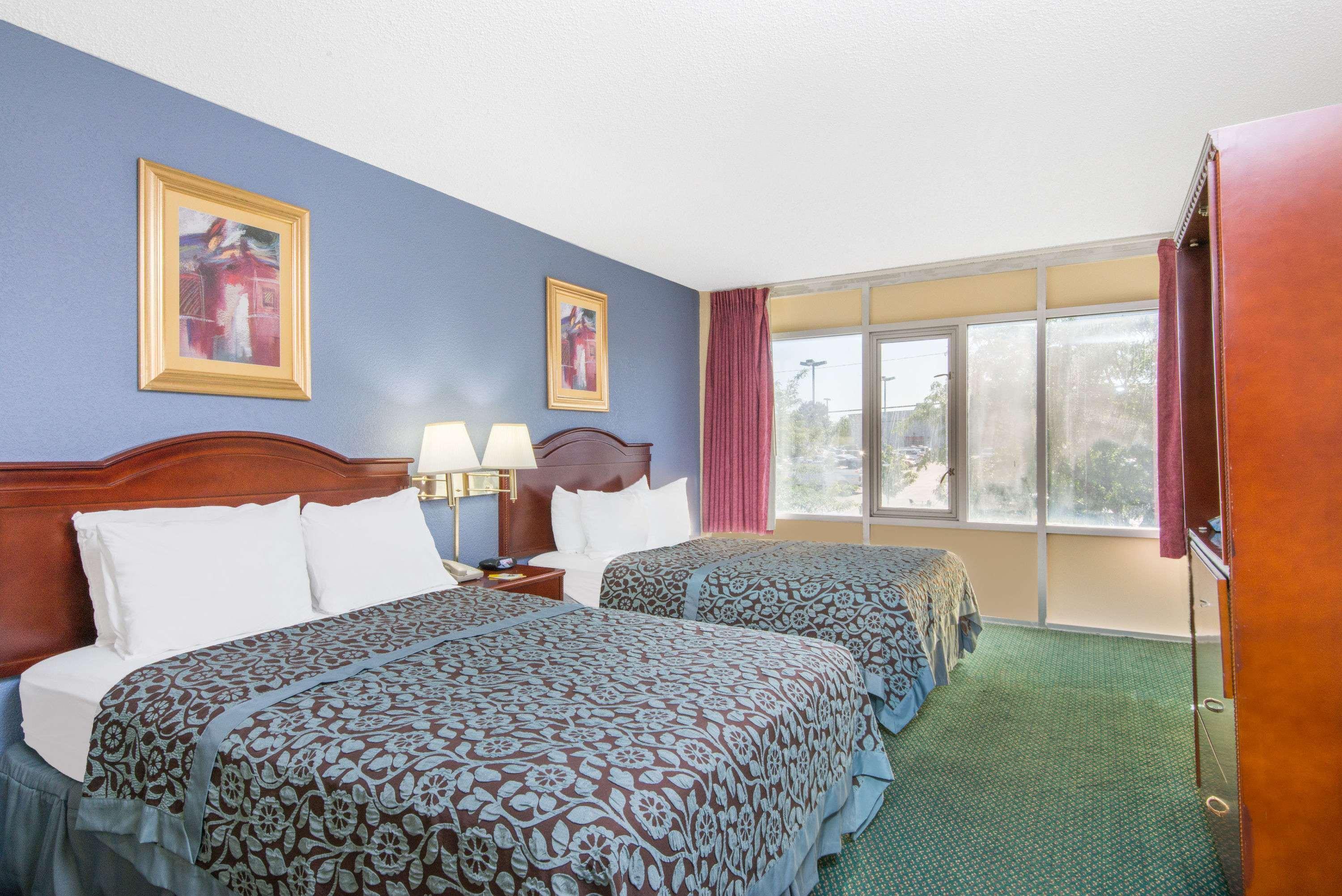 Days Inn & Suites By Wyndham Wichita East Eksteriør bilde