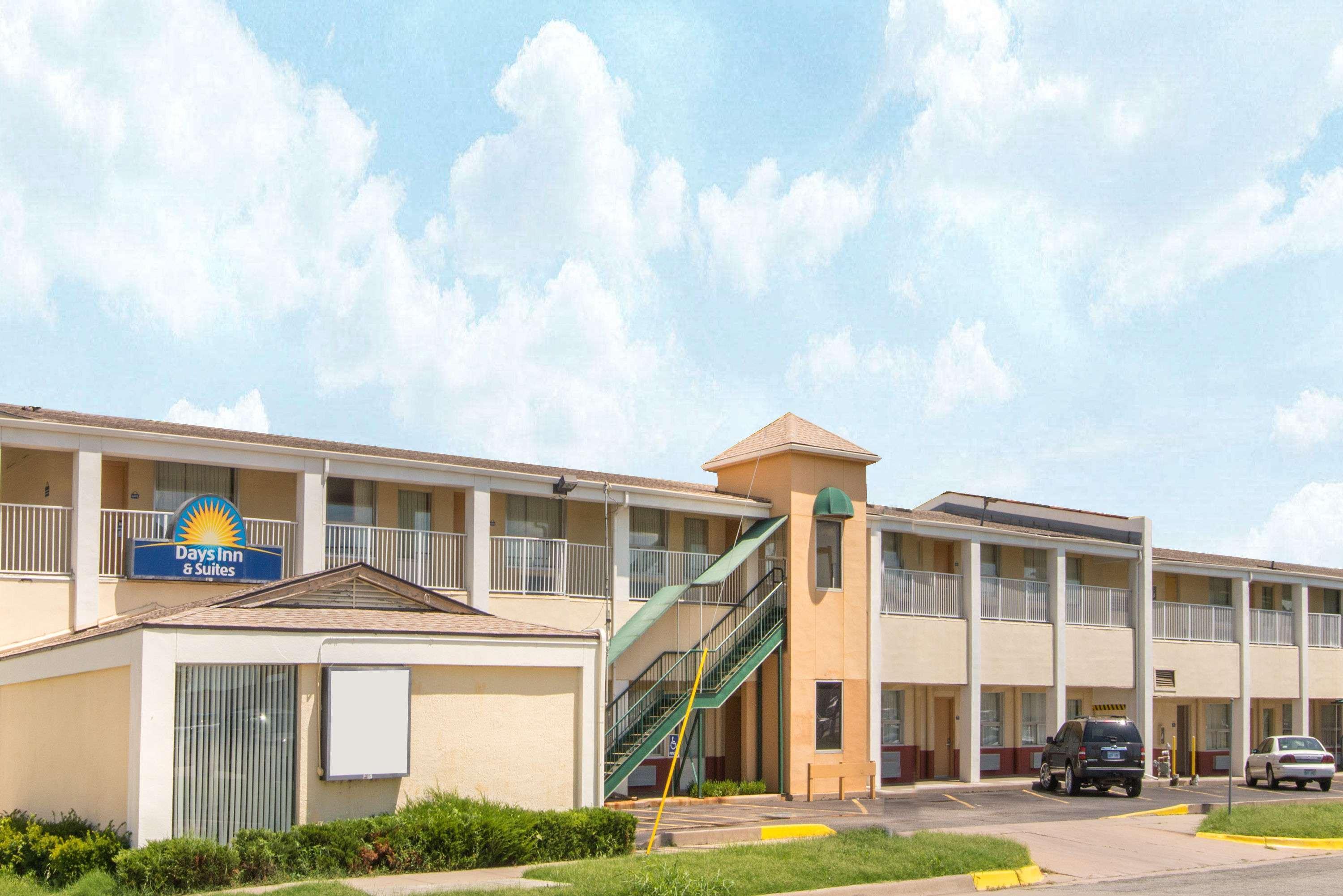 Days Inn & Suites By Wyndham Wichita East Eksteriør bilde