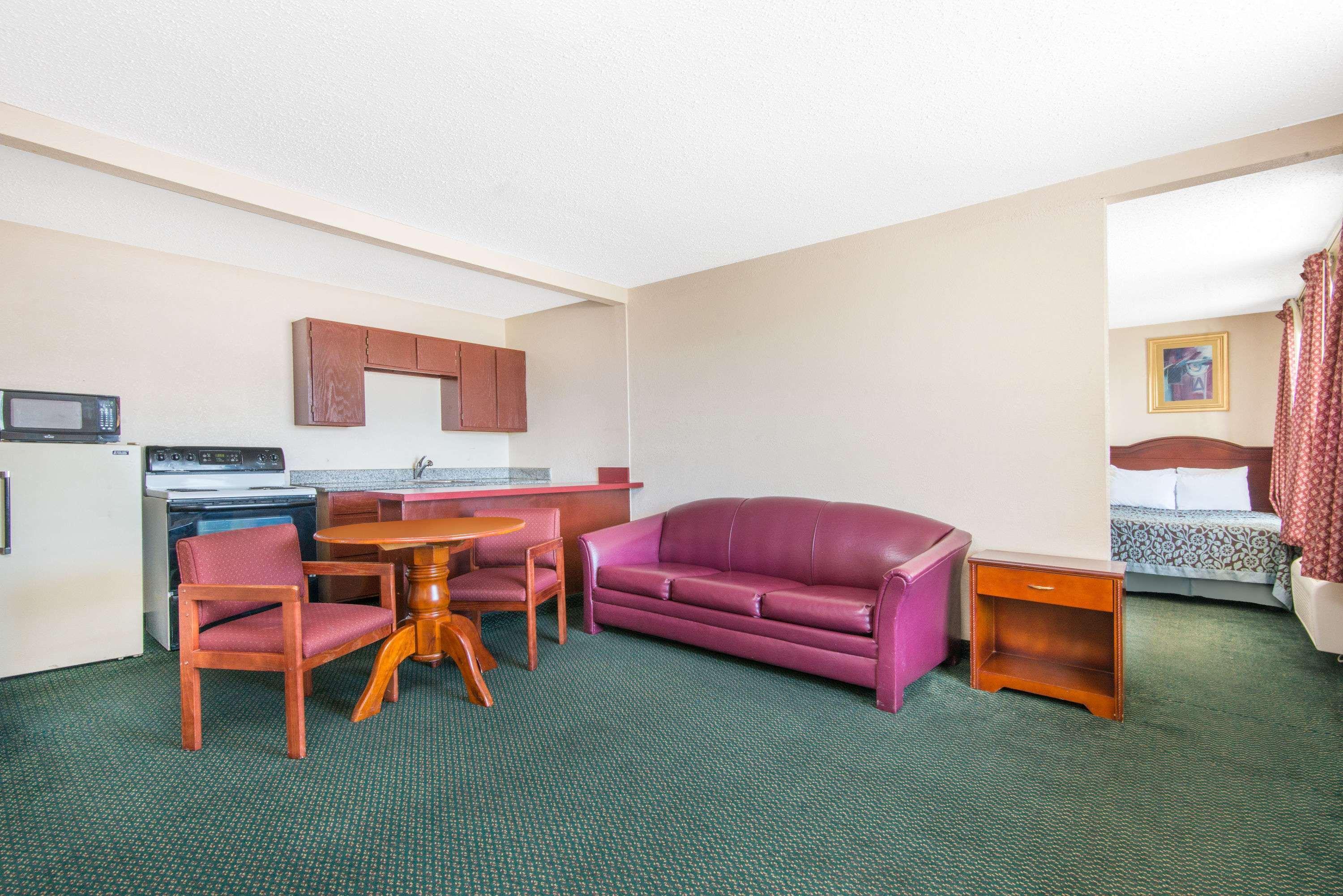 Days Inn & Suites By Wyndham Wichita East Eksteriør bilde