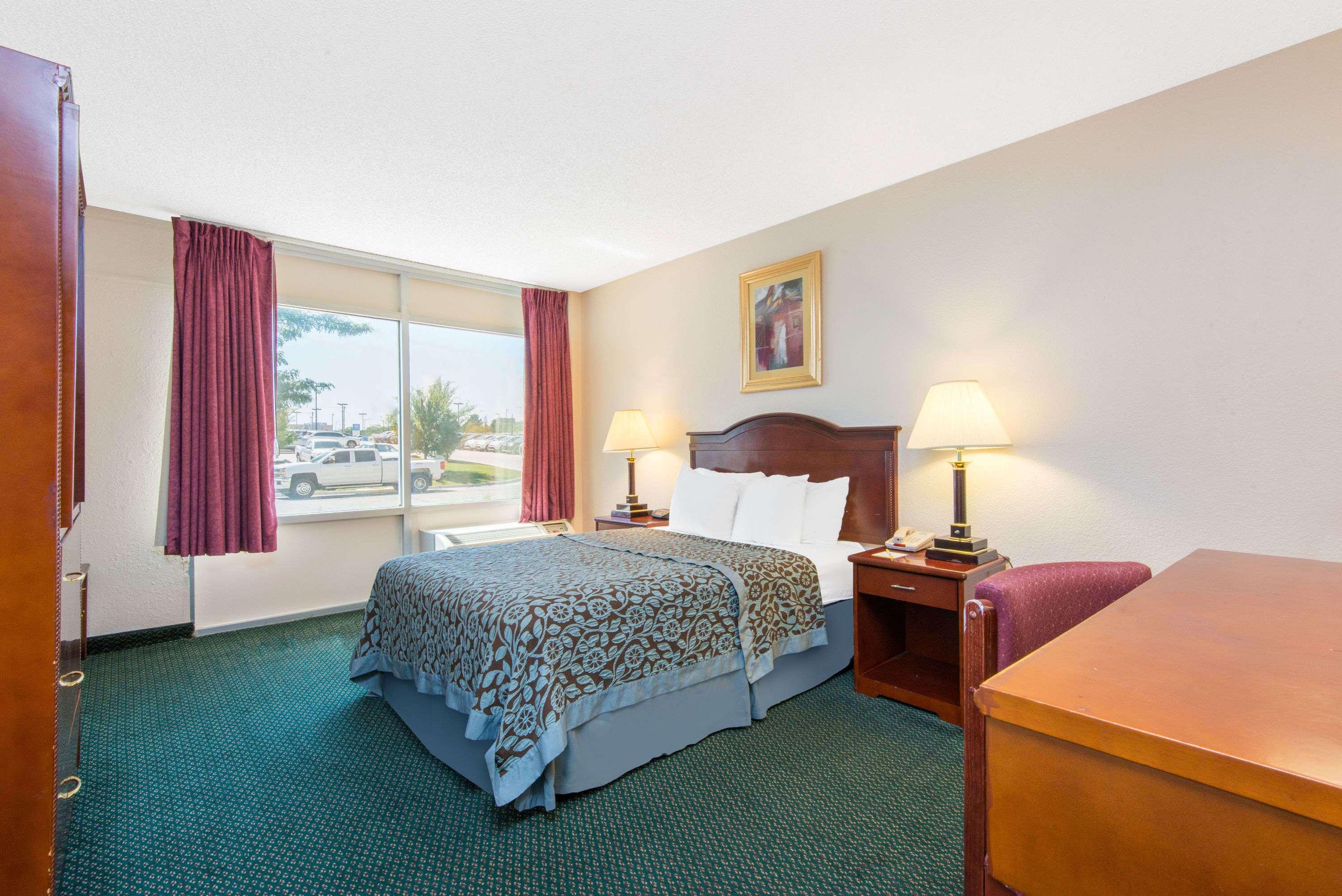 Days Inn & Suites By Wyndham Wichita East Eksteriør bilde