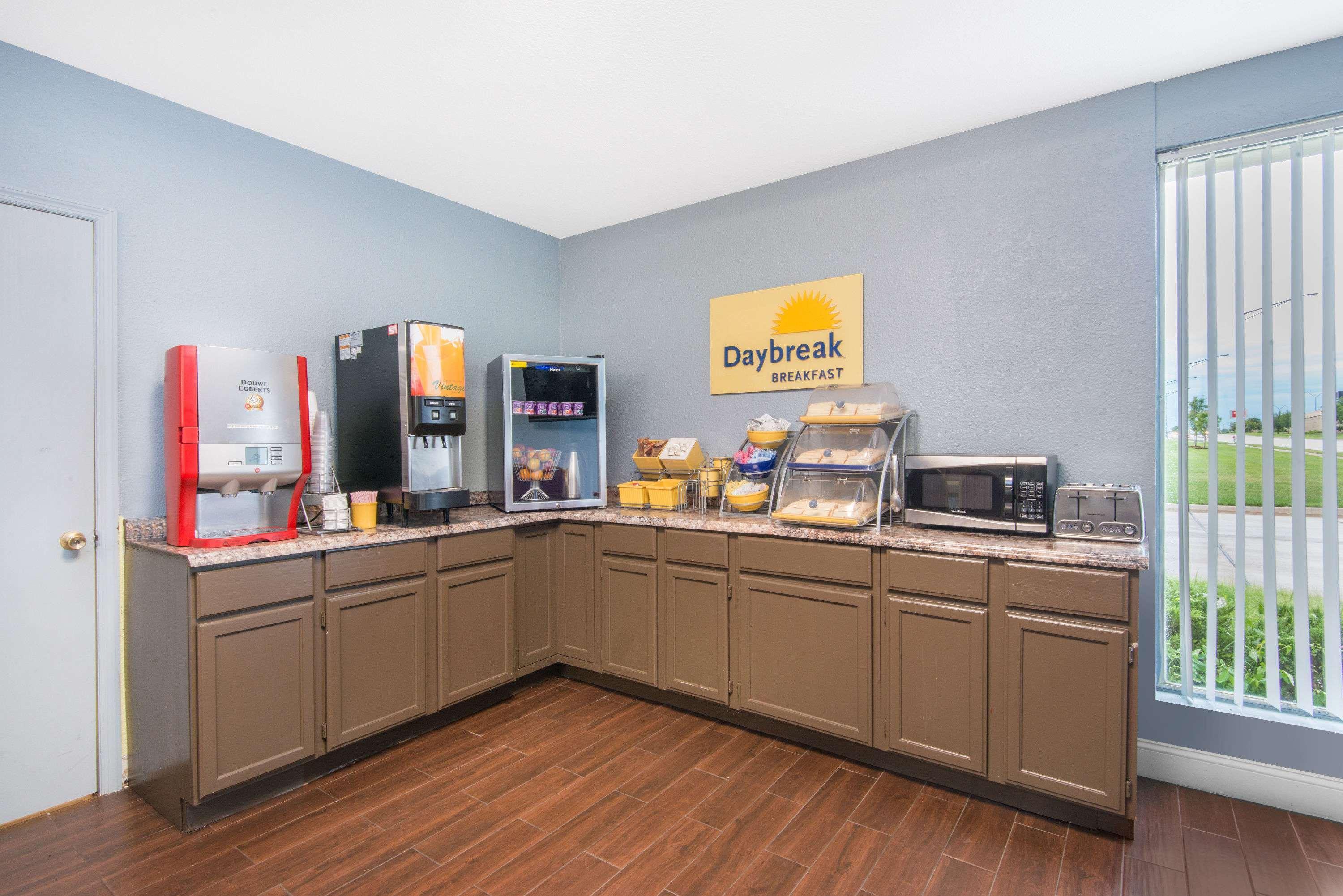 Days Inn & Suites By Wyndham Wichita East Eksteriør bilde