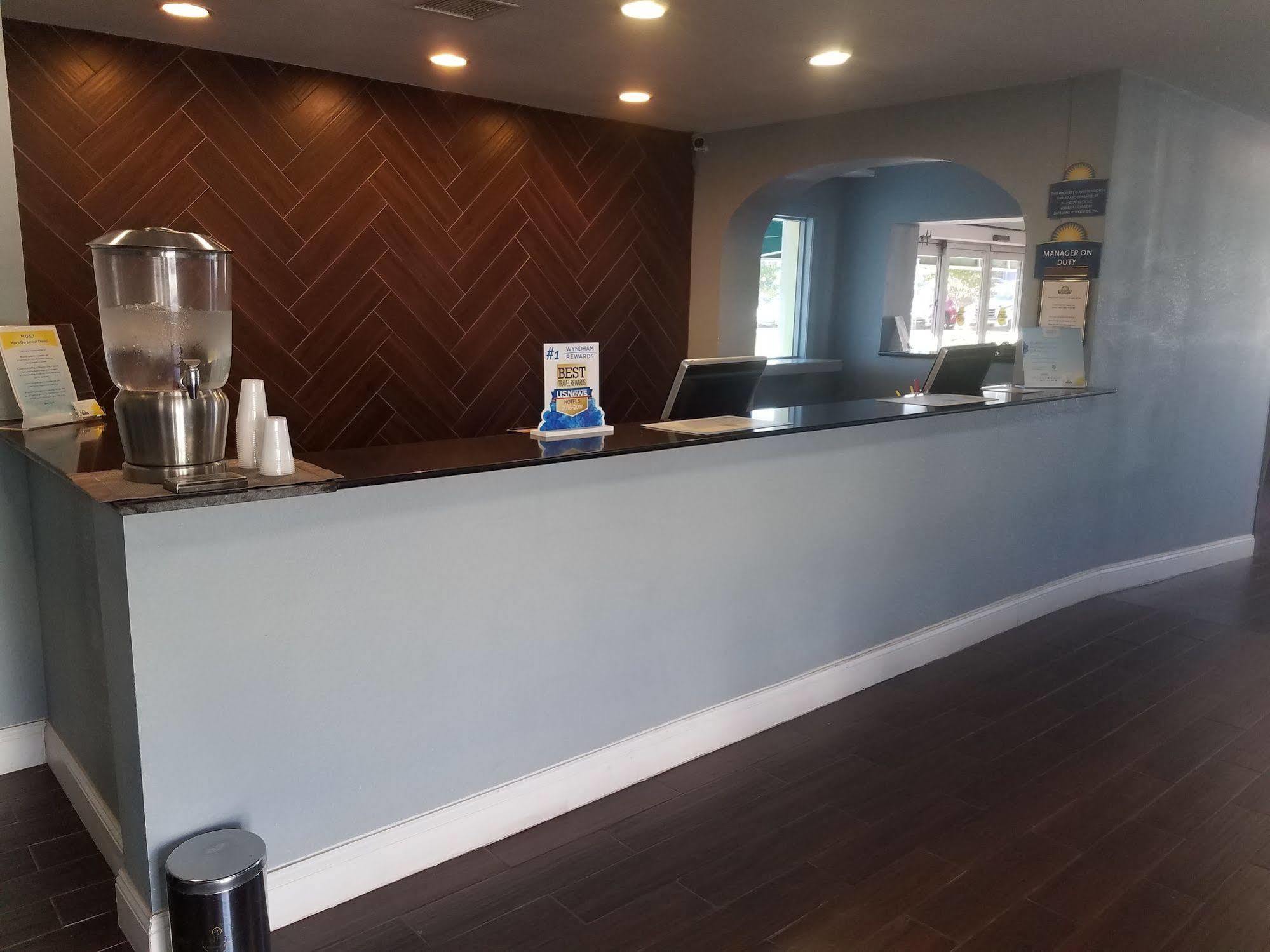 Days Inn & Suites By Wyndham Wichita East Eksteriør bilde