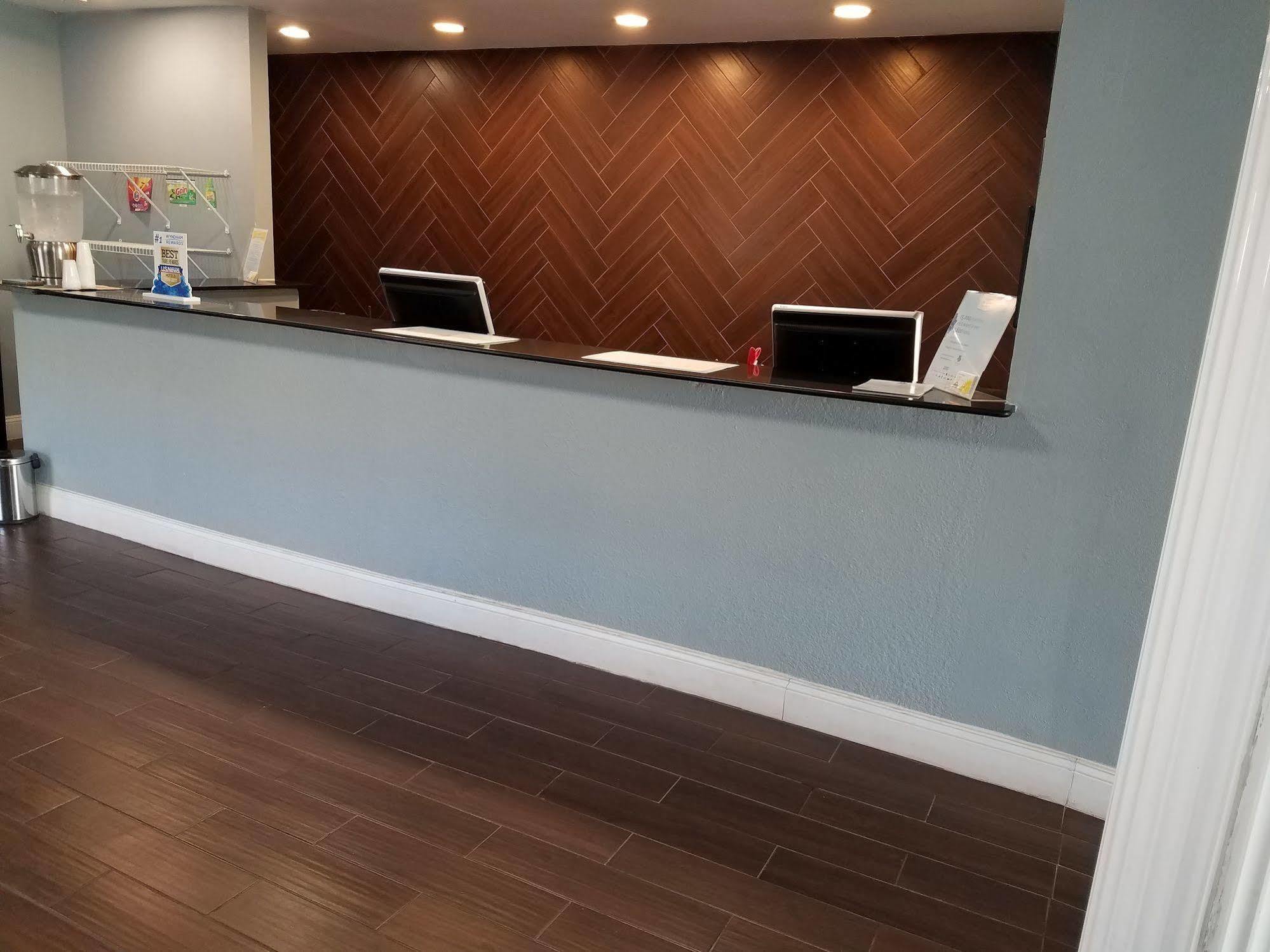Days Inn & Suites By Wyndham Wichita East Eksteriør bilde