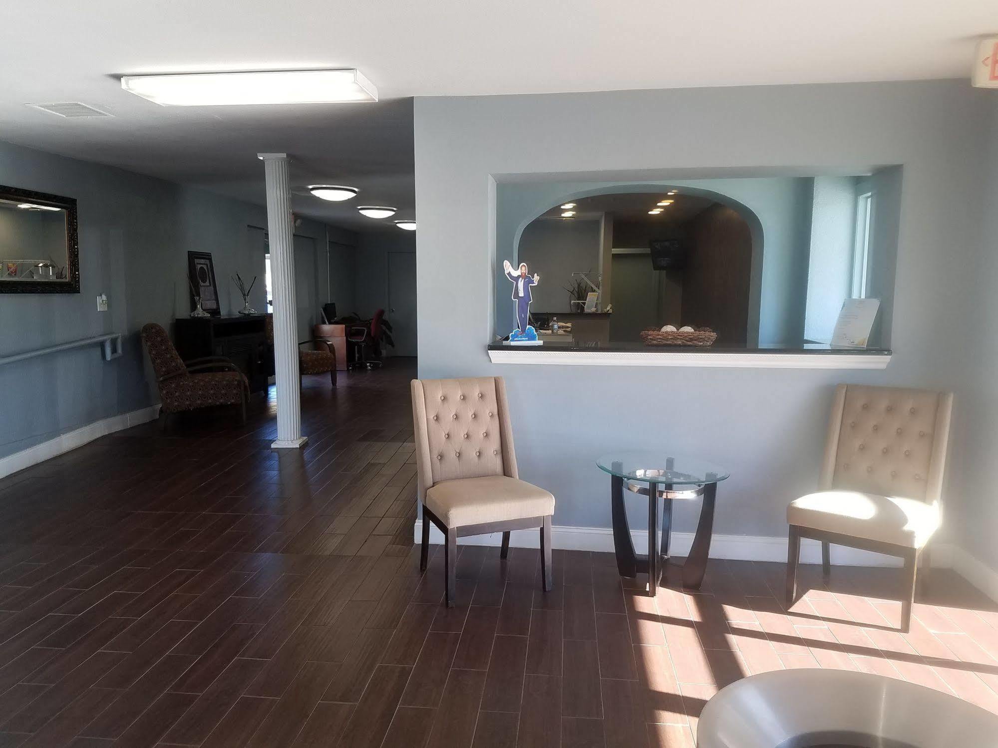 Days Inn & Suites By Wyndham Wichita East Eksteriør bilde