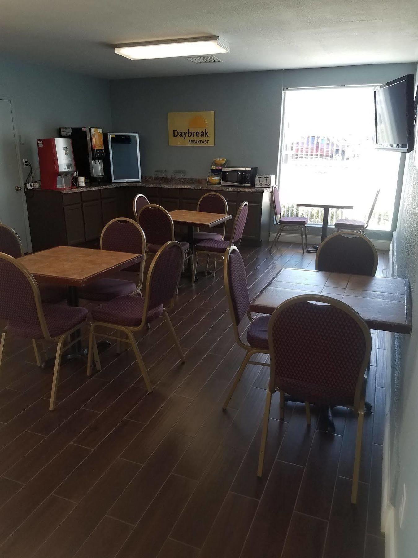 Days Inn & Suites By Wyndham Wichita East Eksteriør bilde