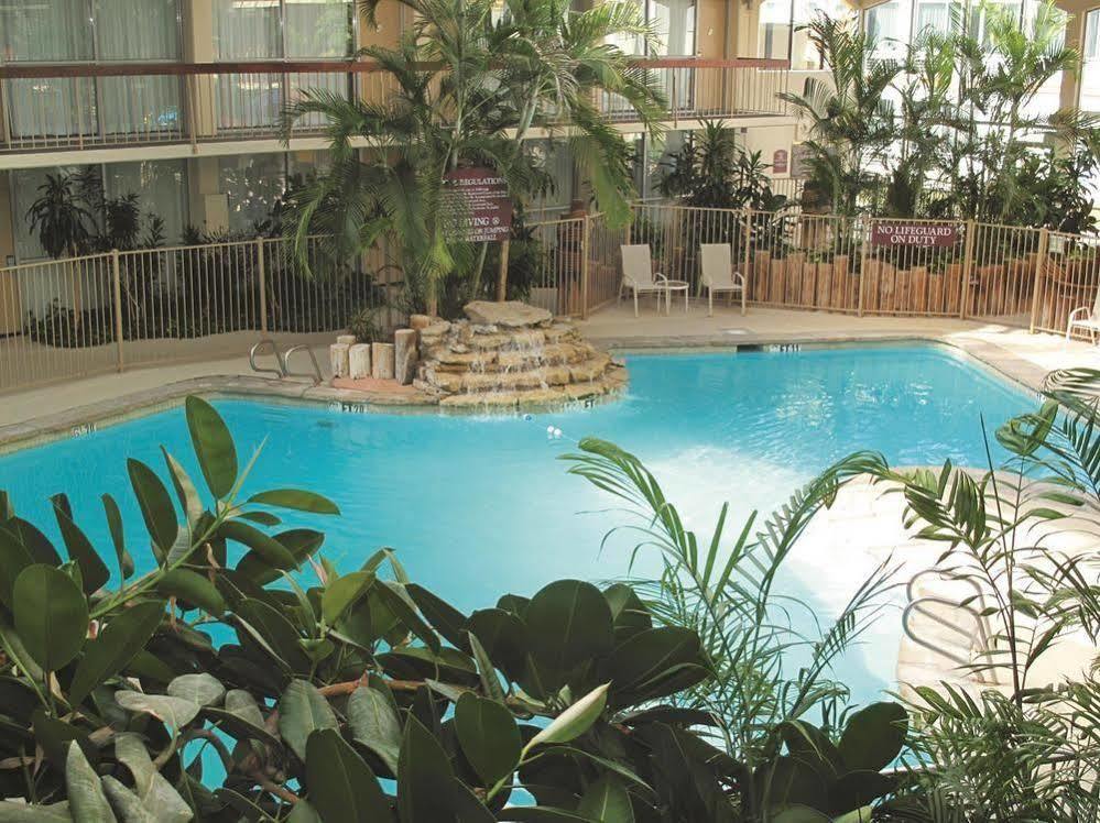 Days Inn & Suites By Wyndham Wichita East Eksteriør bilde