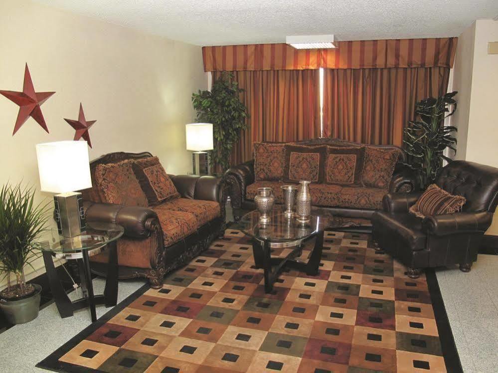 Days Inn & Suites By Wyndham Wichita East Eksteriør bilde