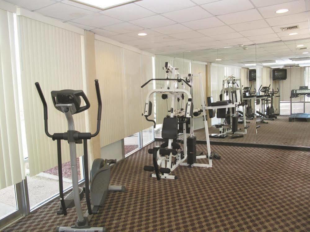 Days Inn & Suites By Wyndham Wichita East Eksteriør bilde